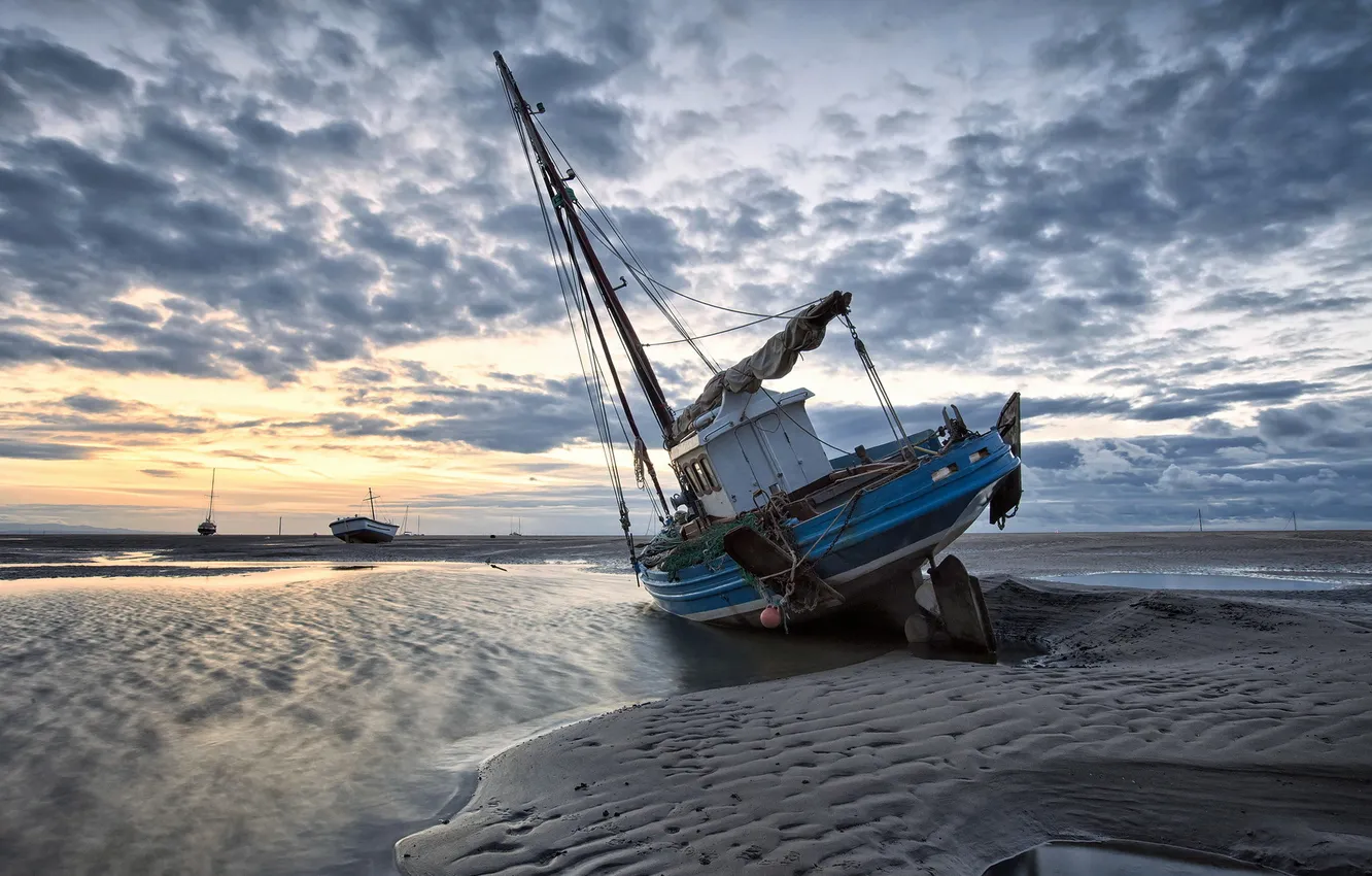 Photo wallpaper sea, boat, stranded