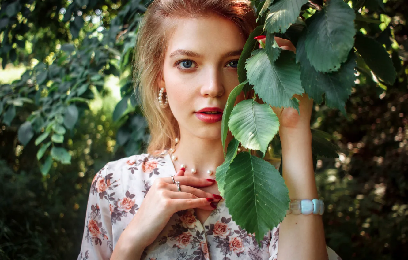 Photo wallpaper summer, leaves, girl, decoration, branches, ring, earrings, makeup