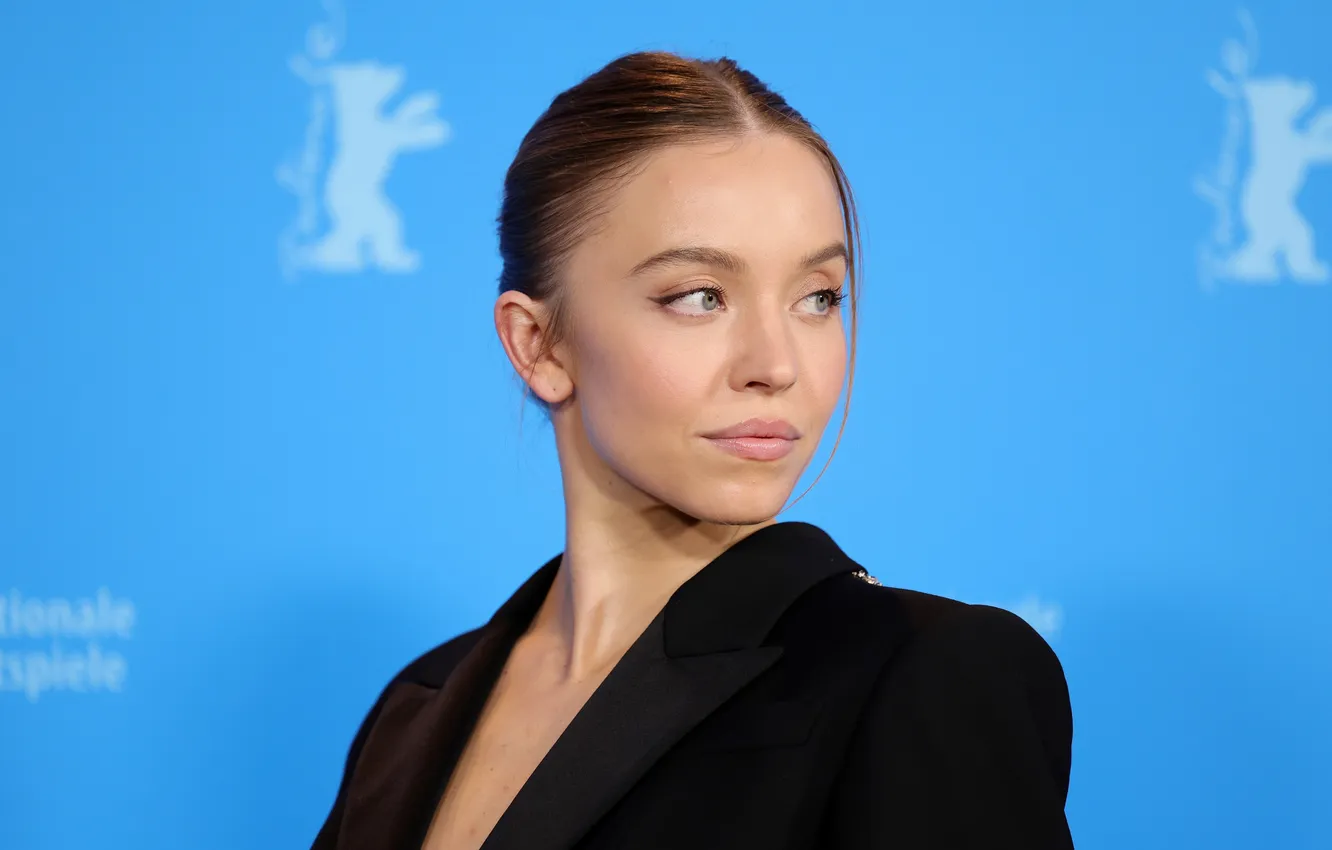 Photo wallpaper look, pose, makeup, actress, hairstyle, photo session, background blue, Sydney Sweeney