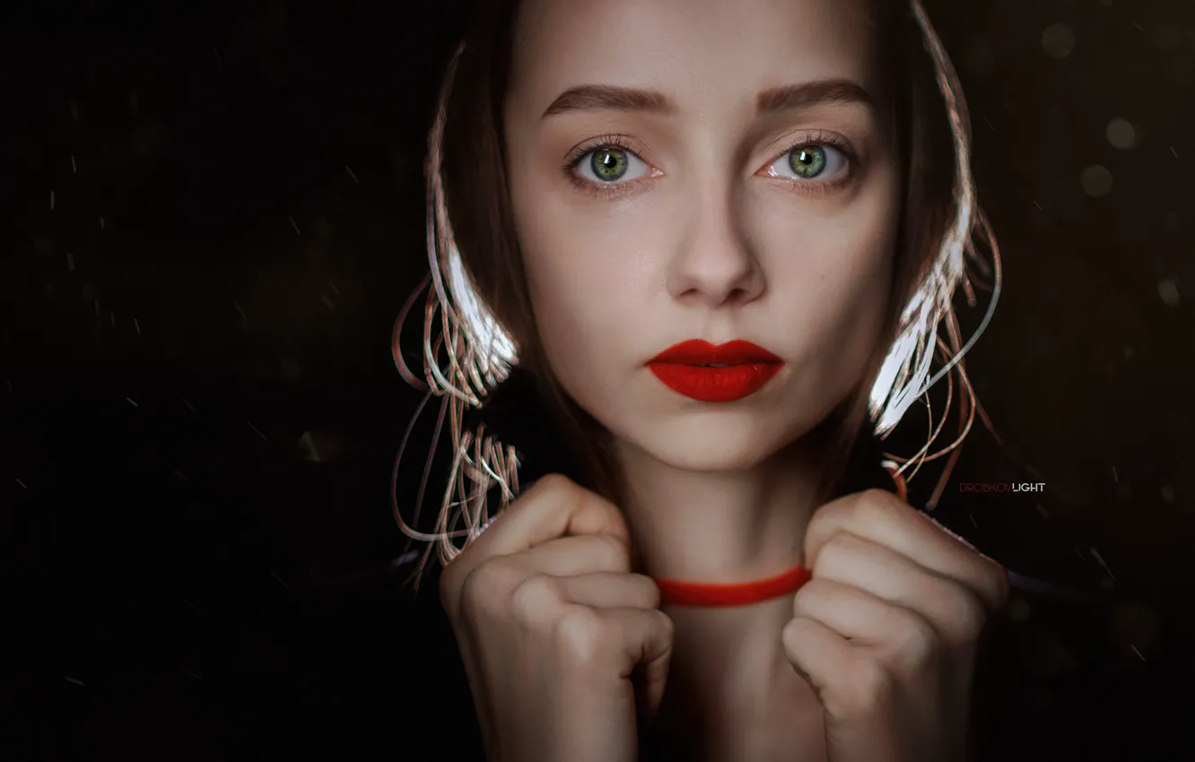 Photo wallpaper look, girl, face, portrait, hands, sponge, red lipstick, the dark background