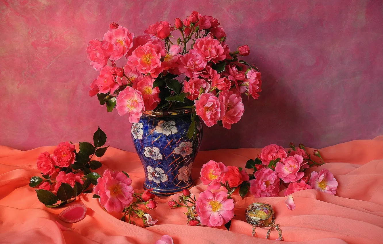 Photo wallpaper roses, petals, vase, tulle