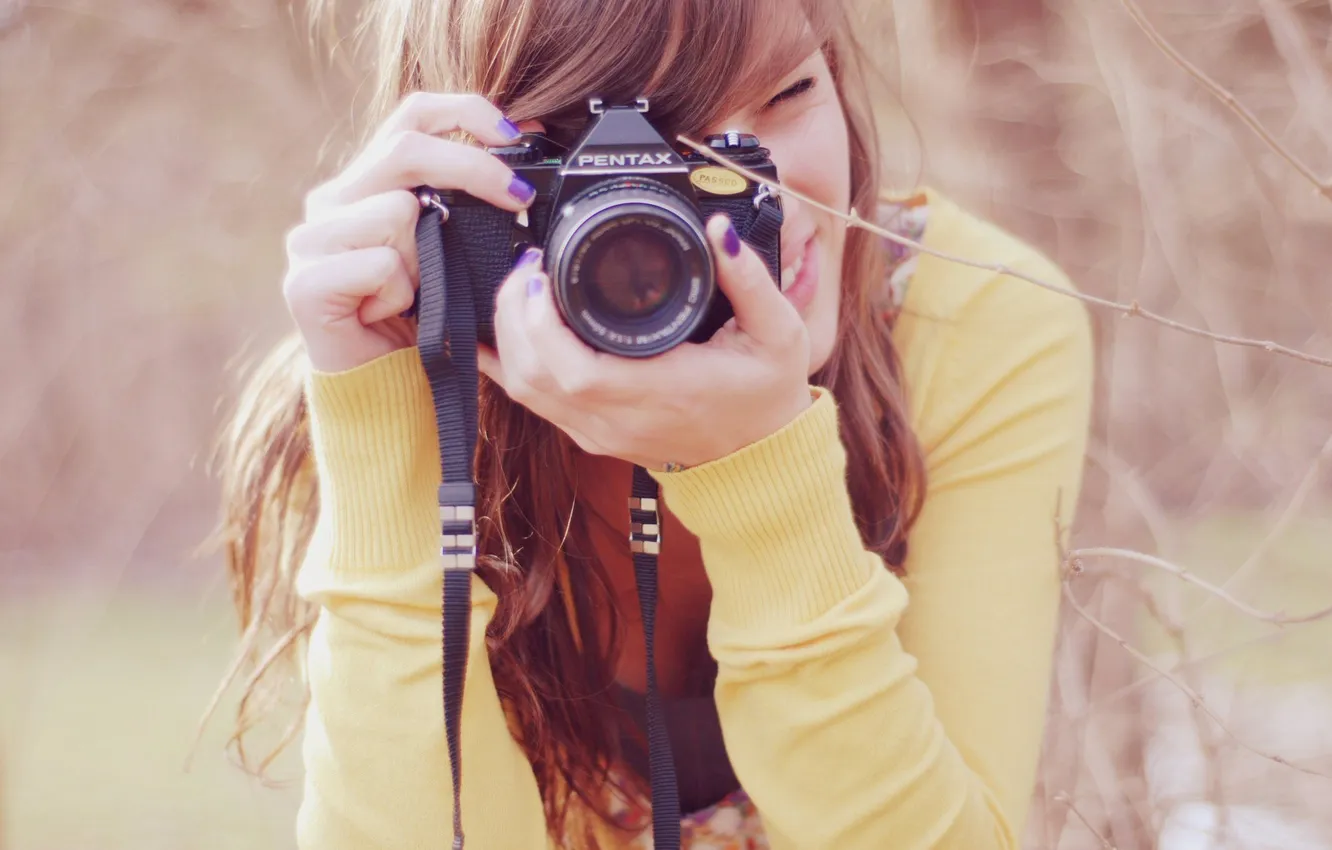 Photo wallpaper girl, beautiful, lens, in yellow, with fotoaparatom