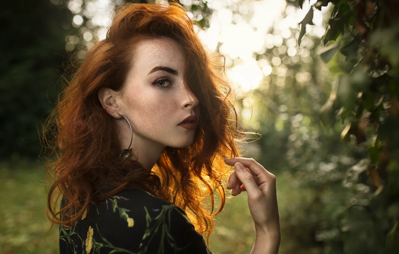 Photo wallpaper greens, look, girl, the sun, model, portrait, makeup, garden
