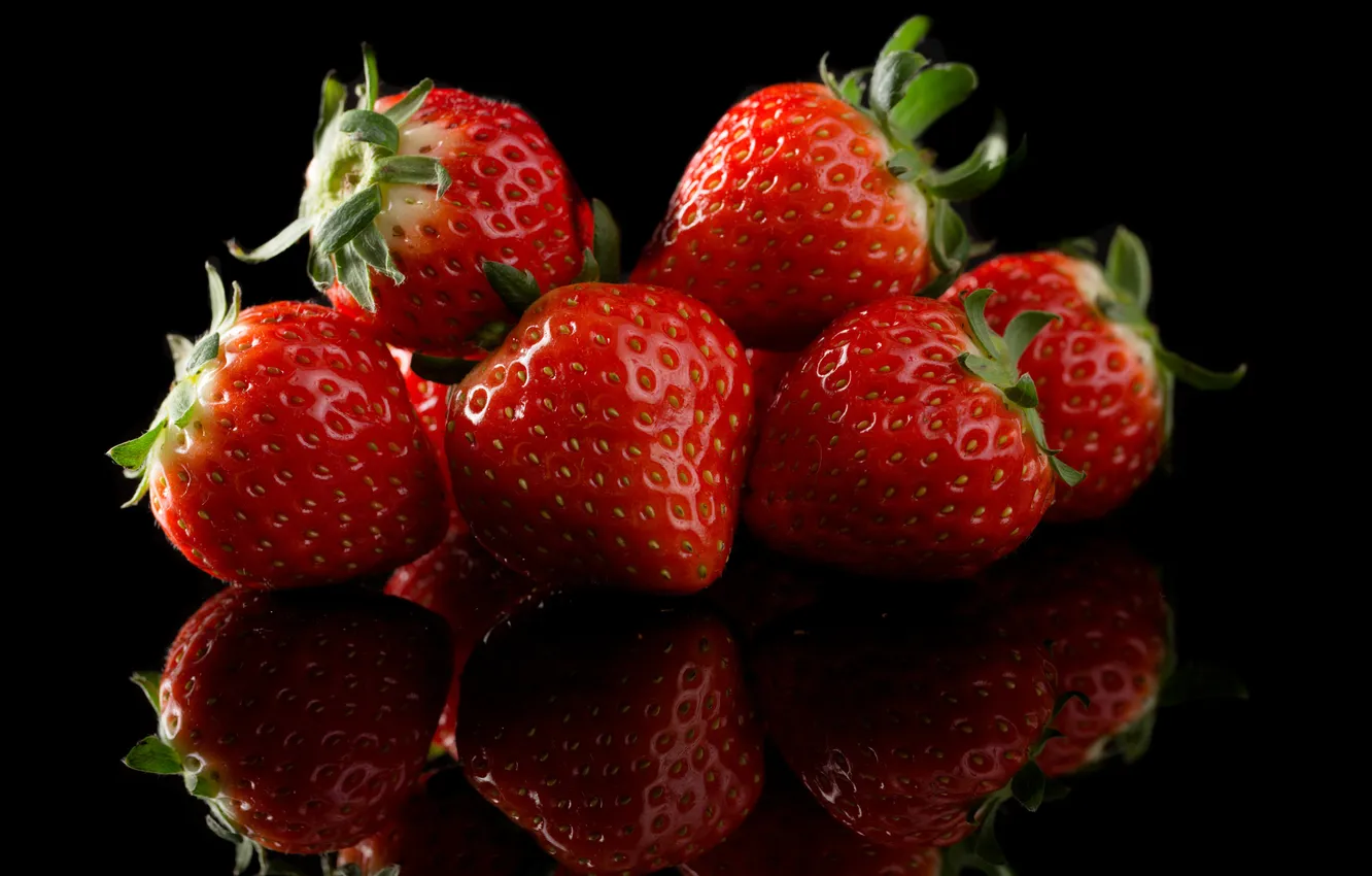 Photo wallpaper macro, reflection, berries, strawberry