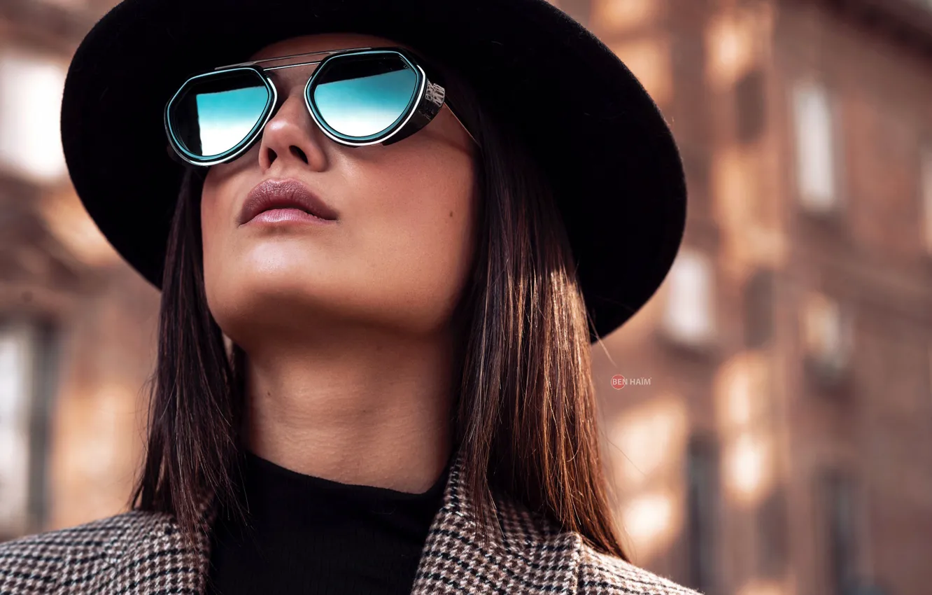 Photo wallpaper girl, face, the city, hat, glasses, David Ben-Haim