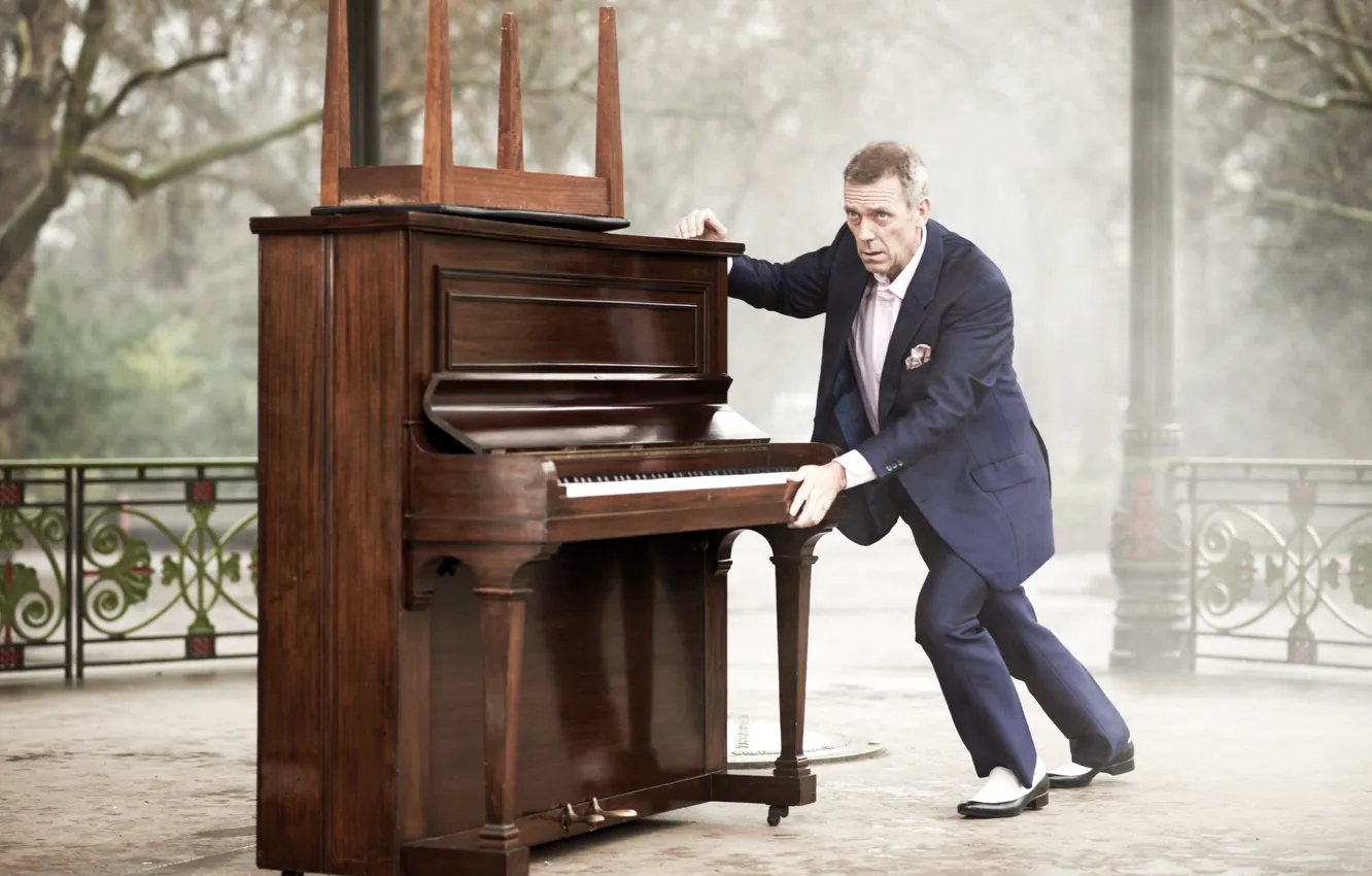 Photo wallpaper costume, actor, Hugh Laurie, Hugh Laurie, piano, musician, actor, park