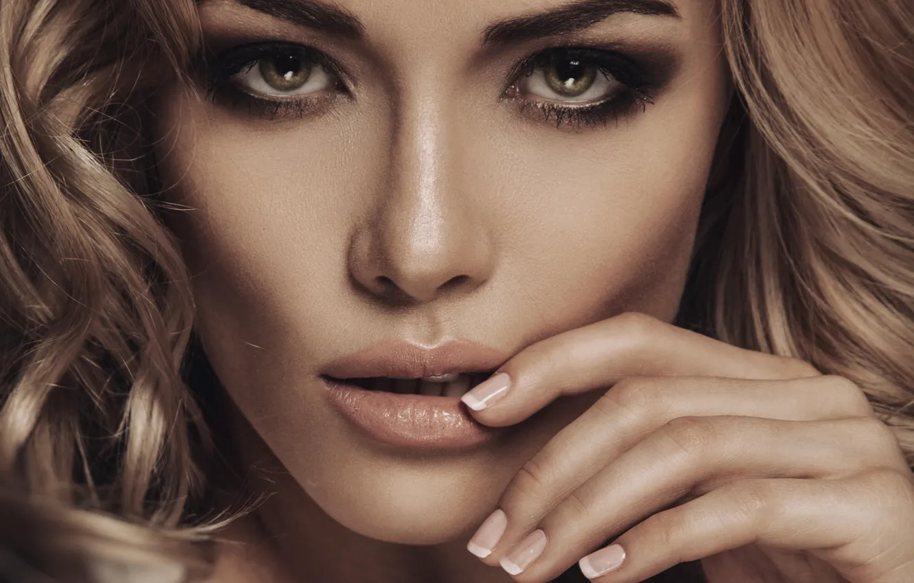 Photo wallpaper eyes, look, girl, portrait, hands, lips, fingers