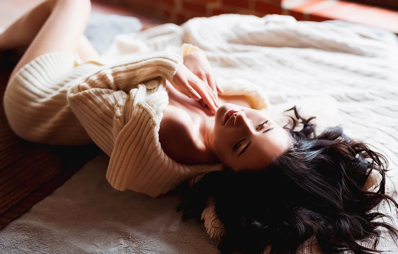 Photo wallpaper bed, legs, sponge, curls, Ilona