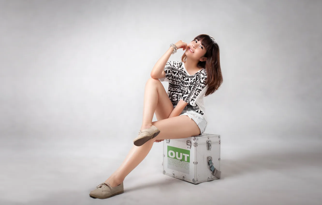 Photo wallpaper girl, suitcase, Asian