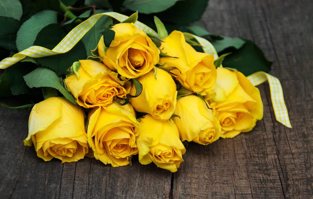 Photo wallpaper yellow, table, roses, bouquet, buds, Olena Rudo