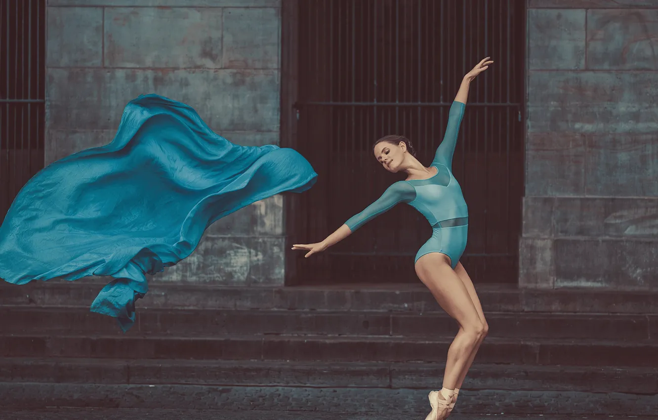 Photo wallpaper girl, pose, wall, blue, feet, body, building, dance