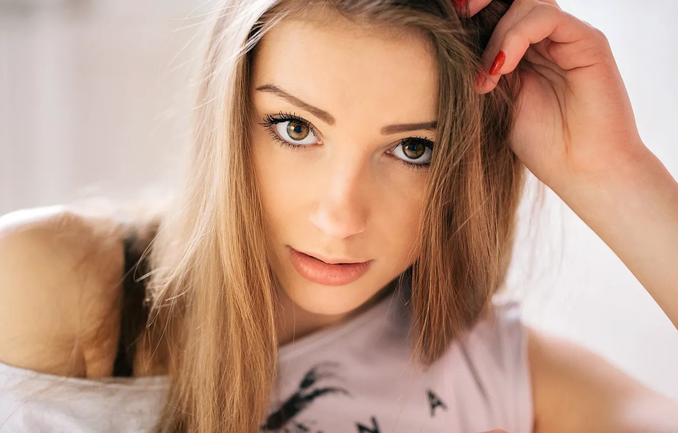 Photo wallpaper look, face, pose, model, portrait, hands, makeup, hairstyle