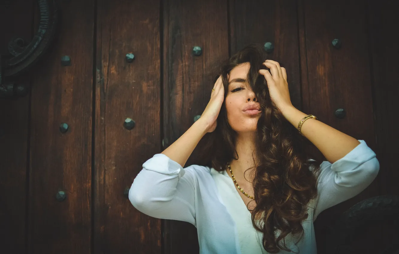 Photo wallpaper girl, kiss, brown hair, curls, curls