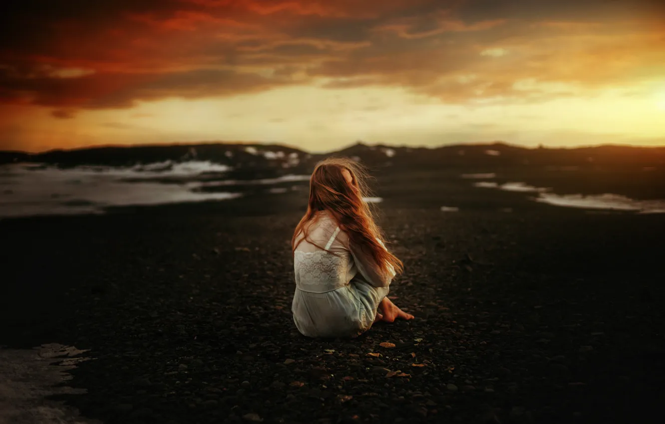 Photo wallpaper red, on the shore, sitting back, TJ Drysdale, cloudy weather