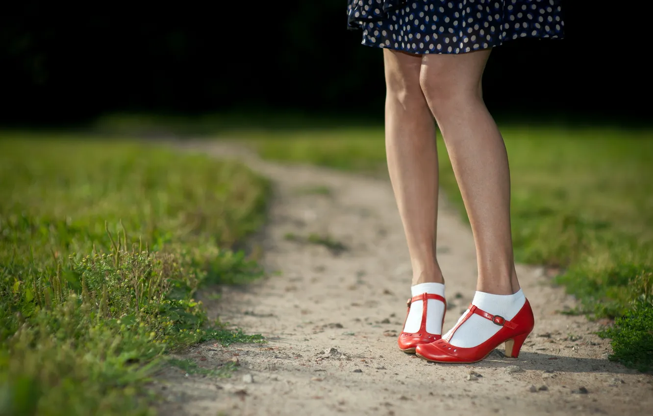 Photo wallpaper grass, feet, shoes