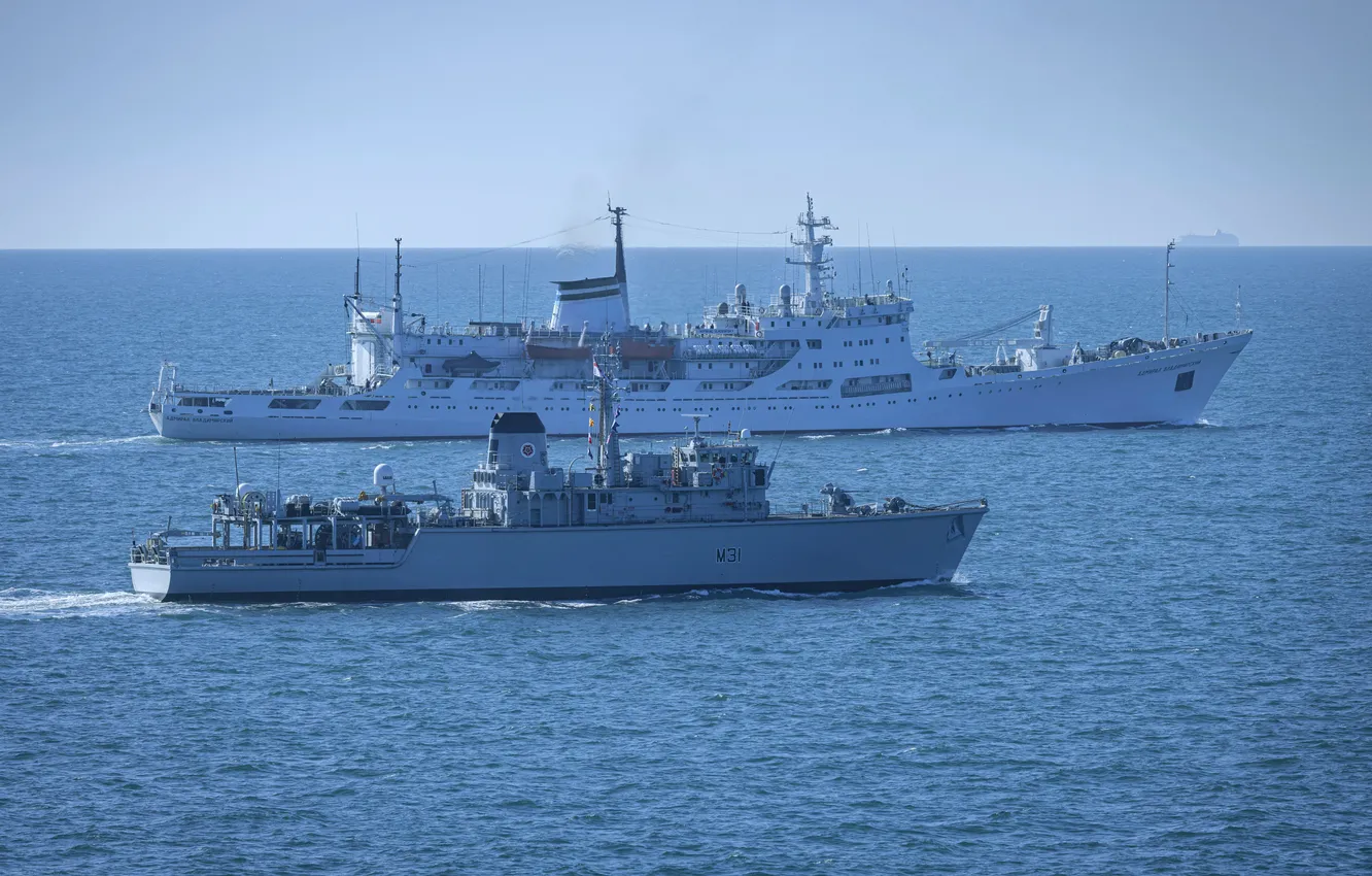 Photo wallpaper support, the minesweeper HMS Cattistock, oceanographer Admiral Vladimirsky