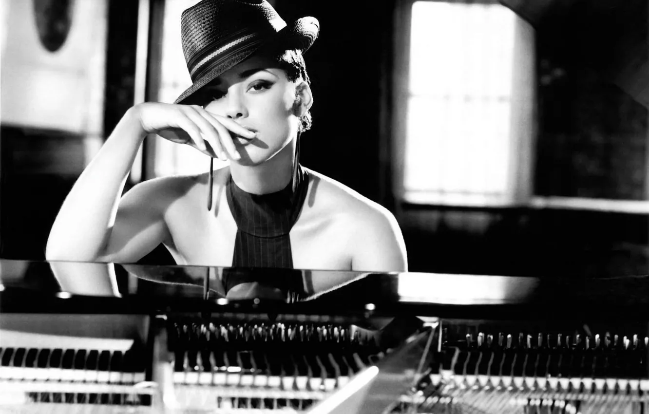 Photo wallpaper hat, piano, singer, Alicia Keys