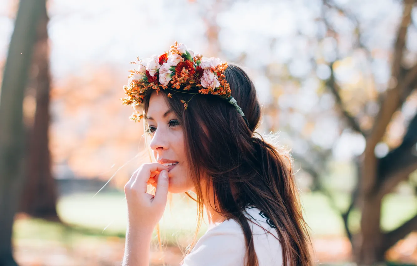 Photo wallpaper girl, brunette, wreath