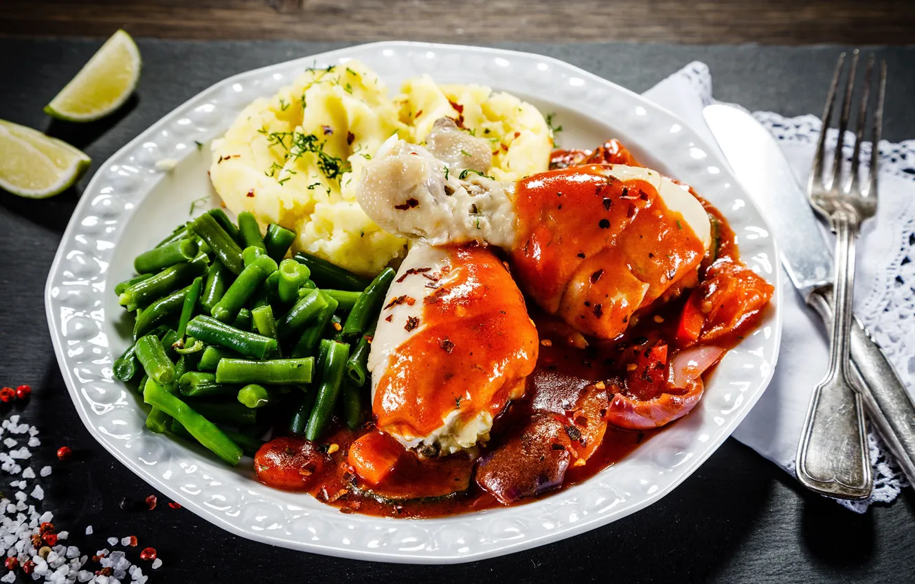 Photo wallpaper chicken, plate, vegetables, sauce