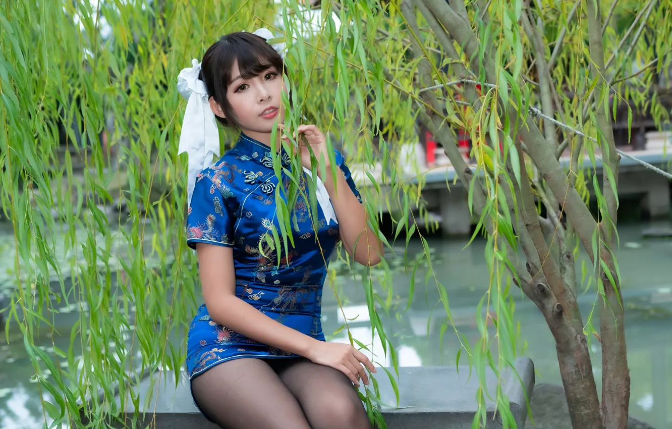 Photo wallpaper look, trees, branches, pose, pond, Park, model, portrait