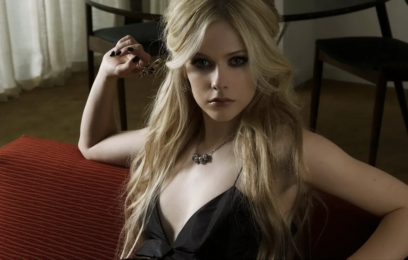 Photo wallpaper April, Lavigne, black lacquer, on the couch
