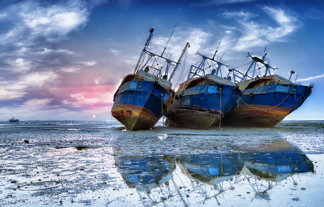 Photo wallpaper sea, ship, stranded