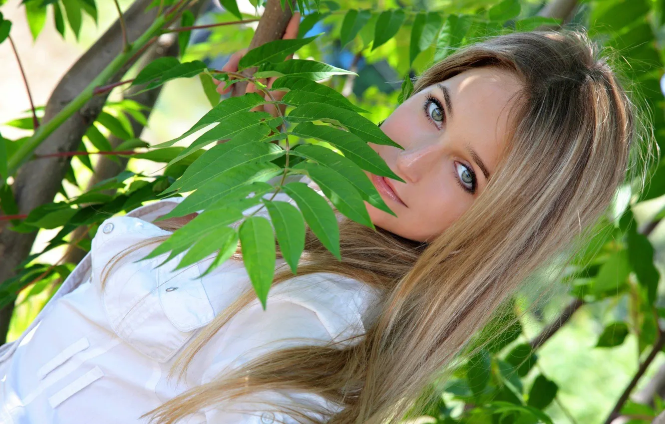 Photo wallpaper look, light, branches, face, Girl, Elise A