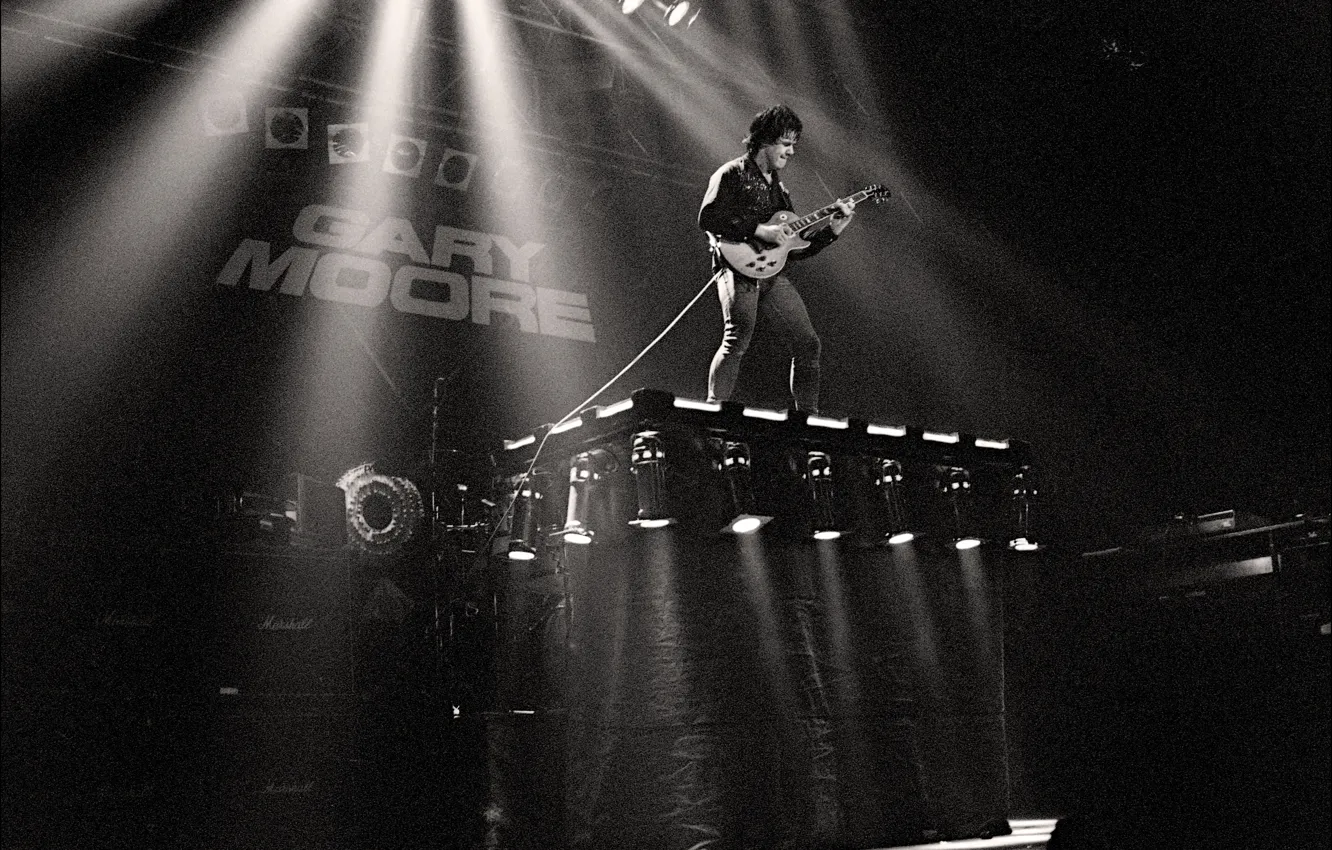Photo wallpaper singer, Gary Moore, musician, 1983, stage, Manchester Apollo, guitarrist
