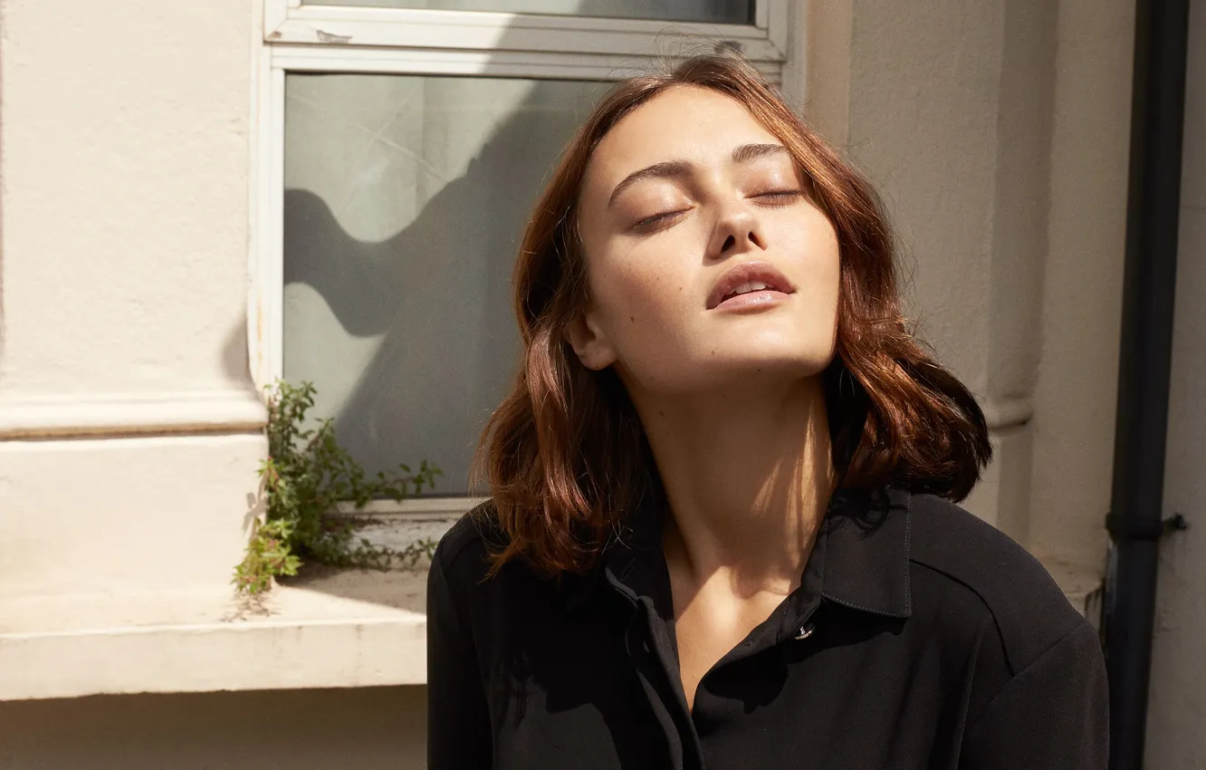 Photo wallpaper pose, wall, makeup, actress, window, Ella Purnell, Ella Pernell