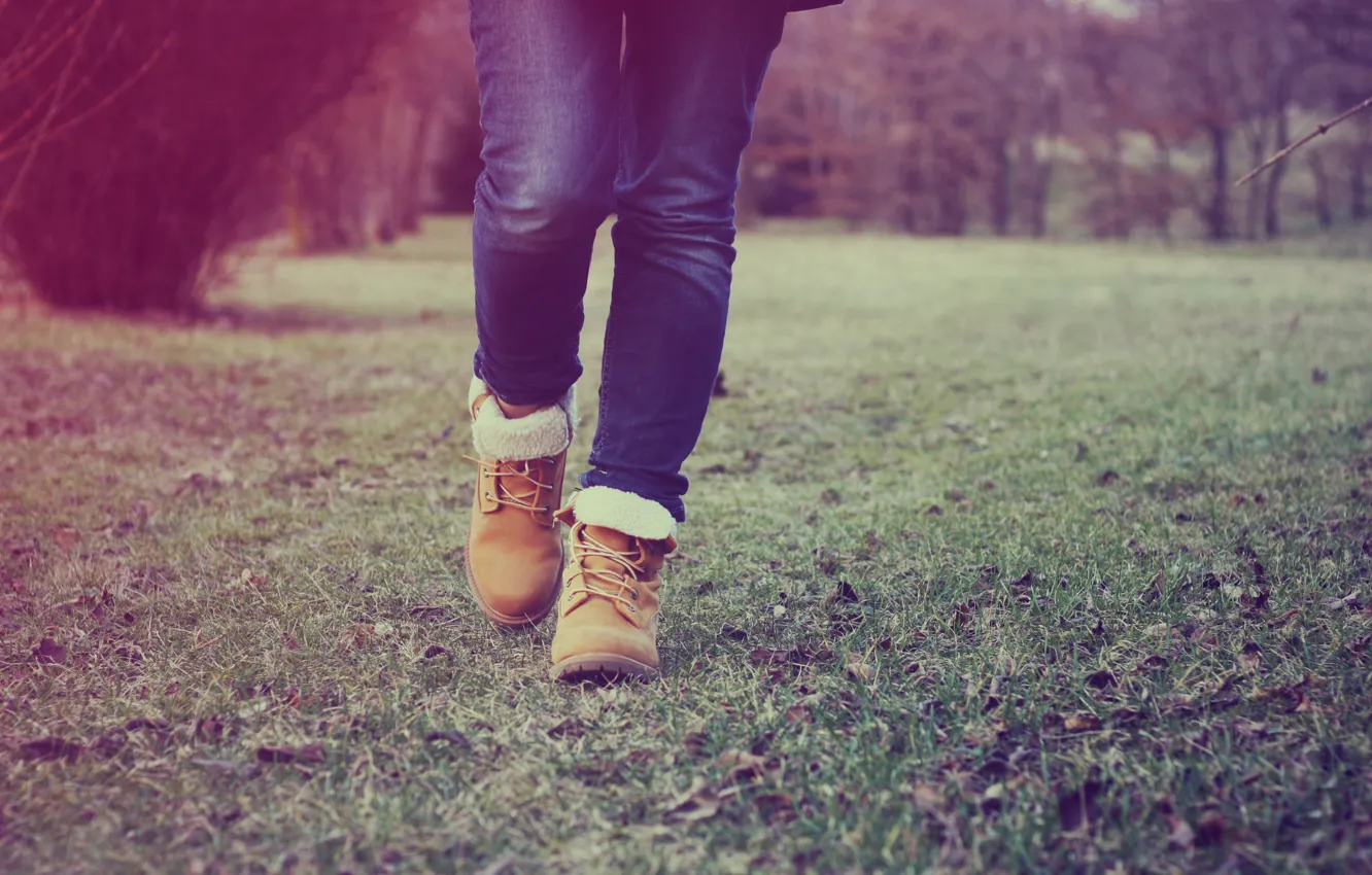 Photo wallpaper grass, feet, jeans, shoes, step