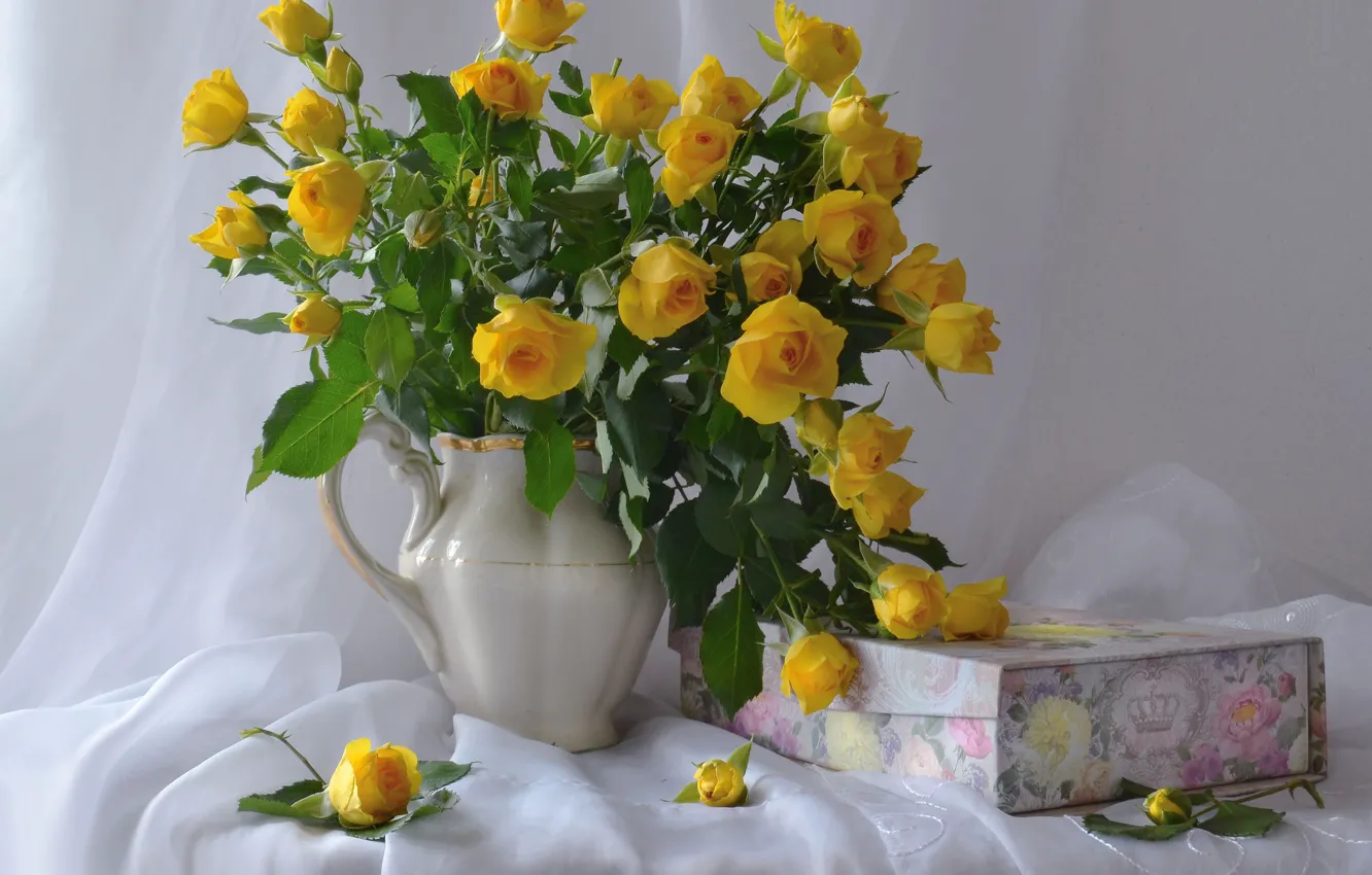 Photo wallpaper style, box, roses, bouquet, buds, tulle, yellow roses