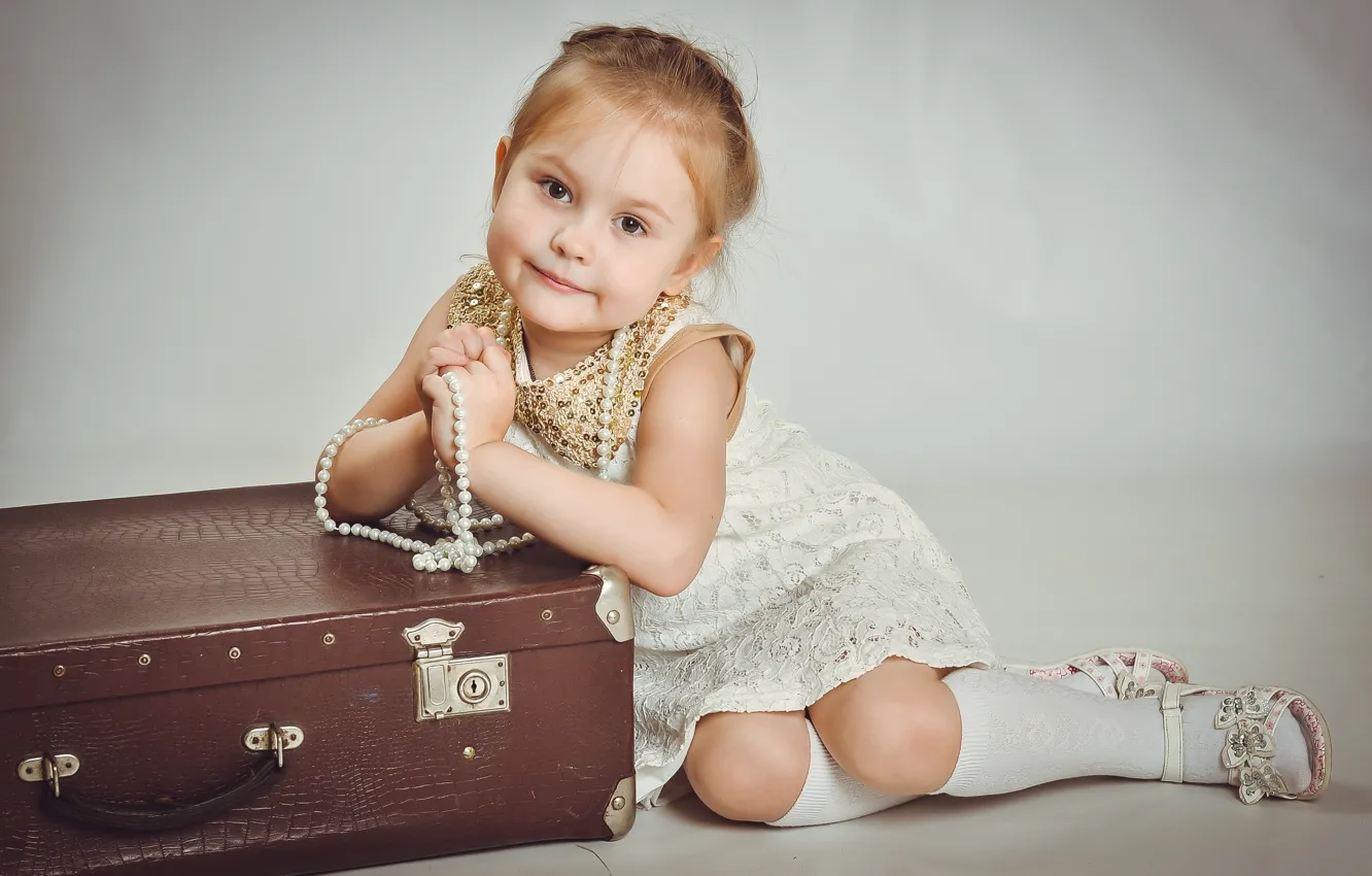 Photo wallpaper dress, girl, beads, suitcase