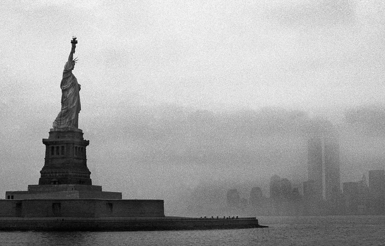 Photo wallpaper black and white, noise, the statue of liberty, noise, Statue of Liberty, Liberty island