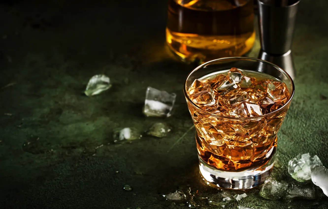 Photo wallpaper drops, the dark background, table, glass, alcohol, whiskey, bokeh, ice cubes