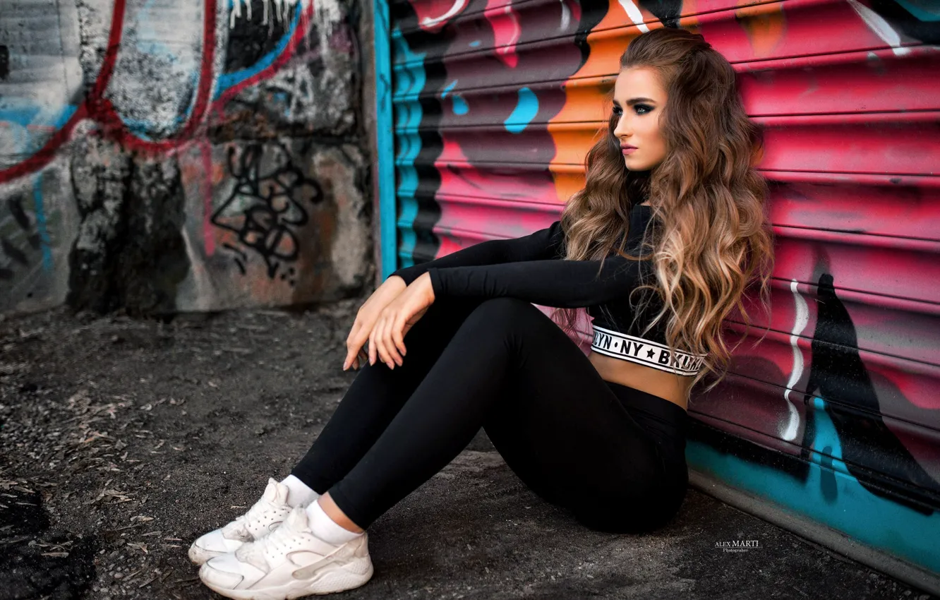 Photo wallpaper pose, graffiti, model, portrait, makeup, figure, hairstyle, brown hair