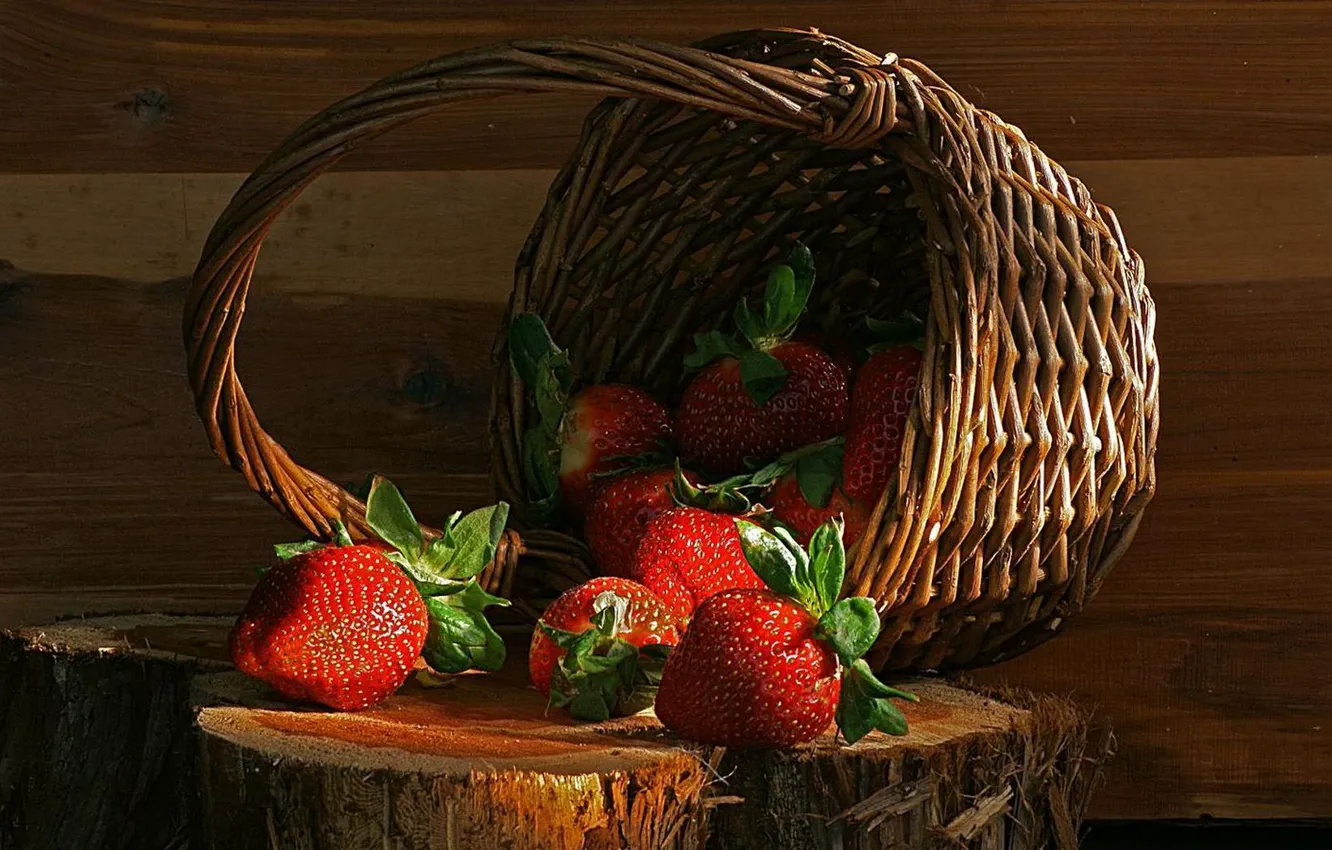 Photo wallpaper basket, stump, strawberry