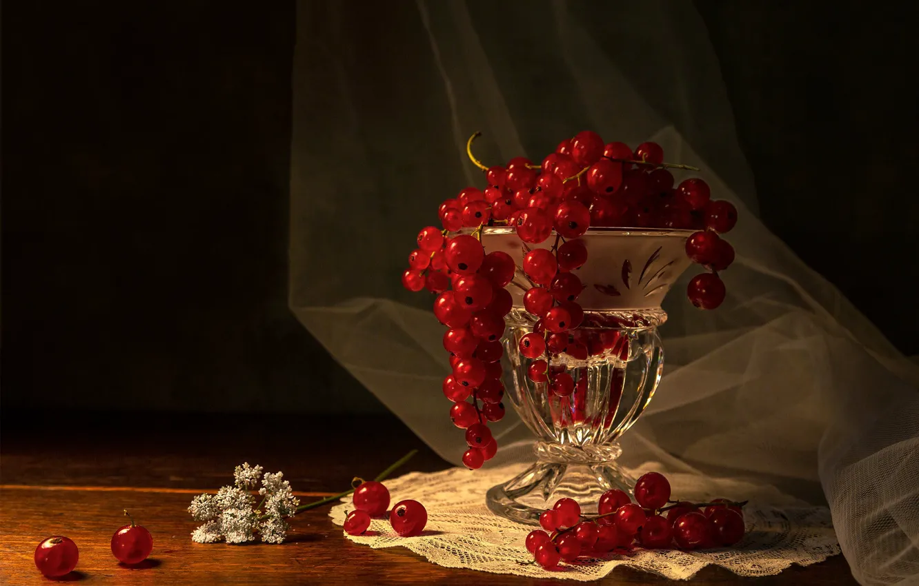 Photo wallpaper glass, light, red, berries, the dark background, table, bunch, vase