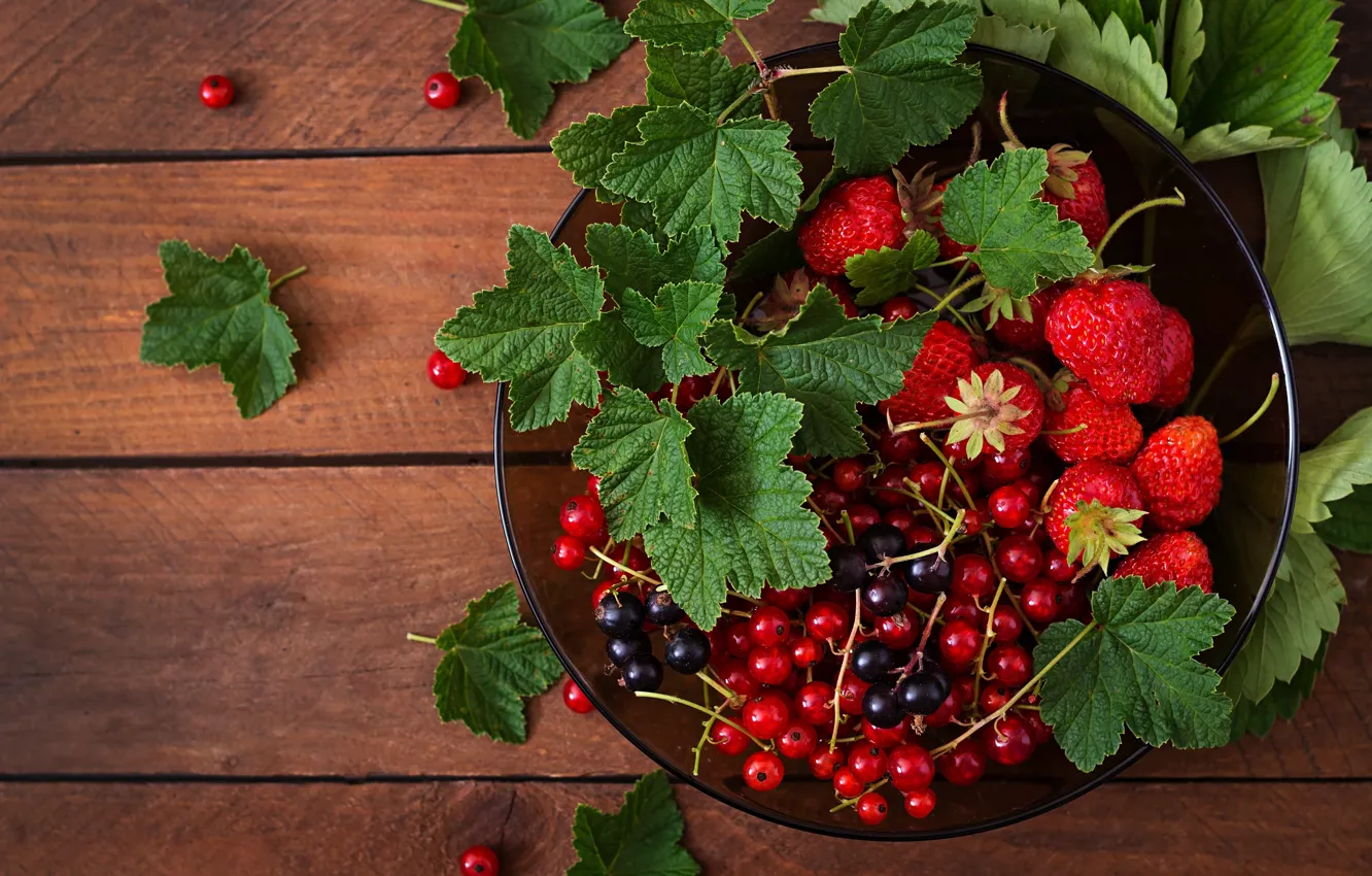 Photo wallpaper leaves, berries, basket, strawberry, currants