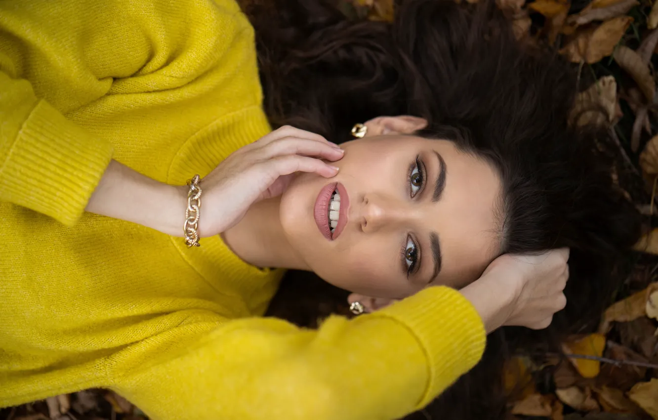 Photo wallpaper look, girl, face, pose, hands, sweater, Martin Ecker, Qendresa