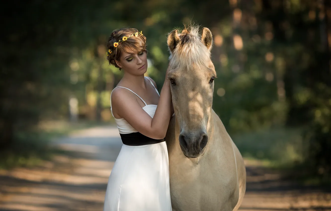 Photo wallpaper girl, mood, horse, horse, dress, friends, wreath