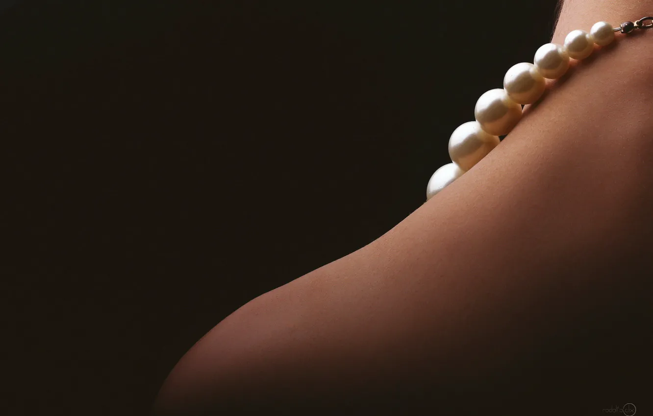 Photo wallpaper black background, black background, bare shoulder, exposed shoulder, pearl beads, pearl beads, Rodolfo Clix