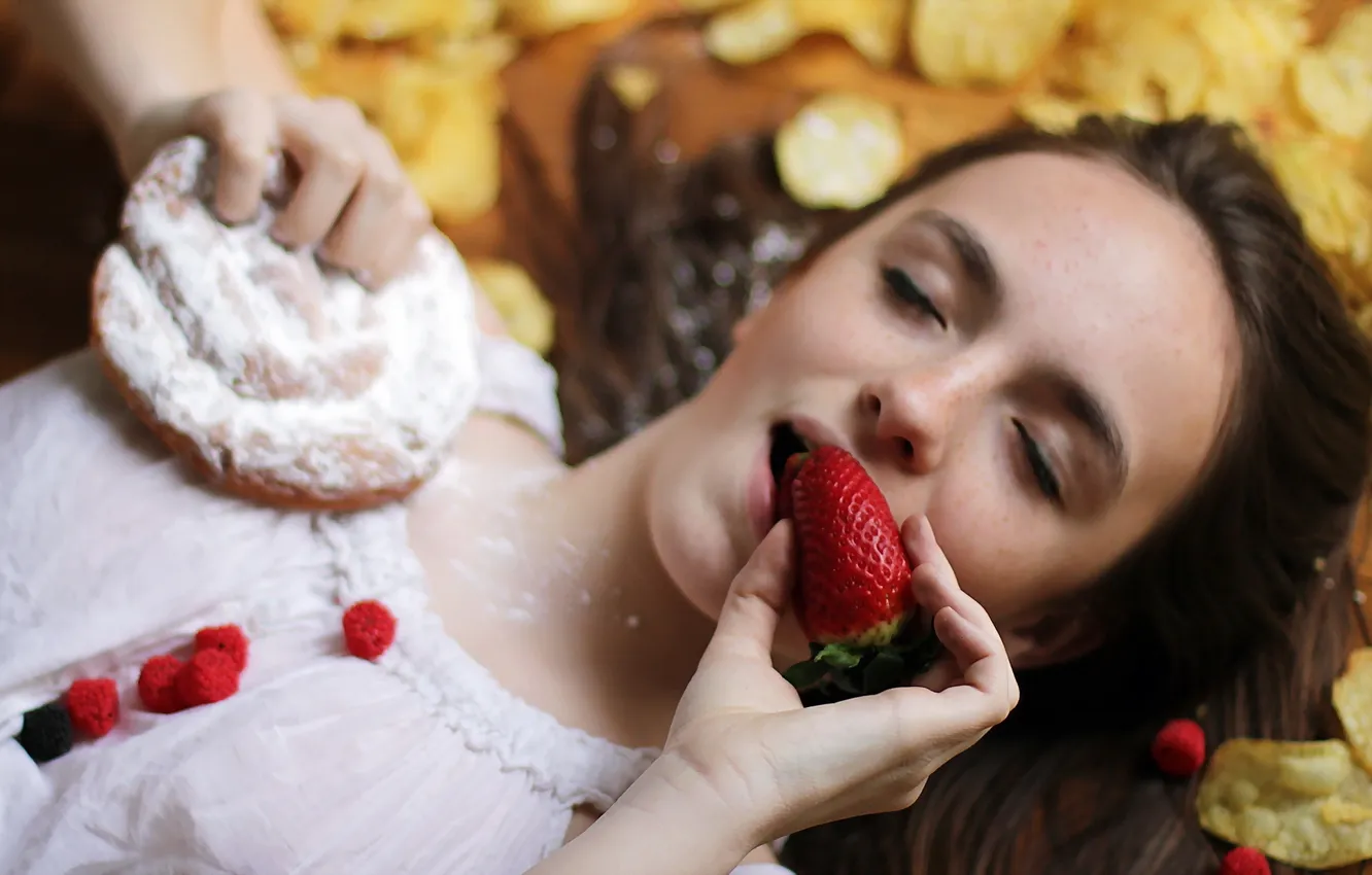Photo wallpaper girl, cookies, strawberry