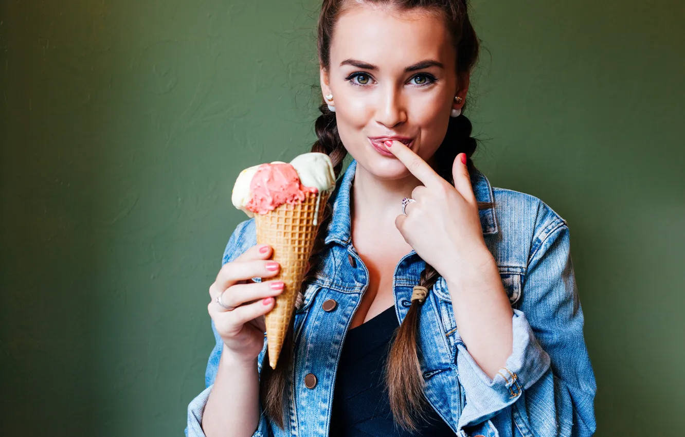 Photo wallpaper smile, background, wall, portrait, makeup, hairstyle, lips, ice cream
