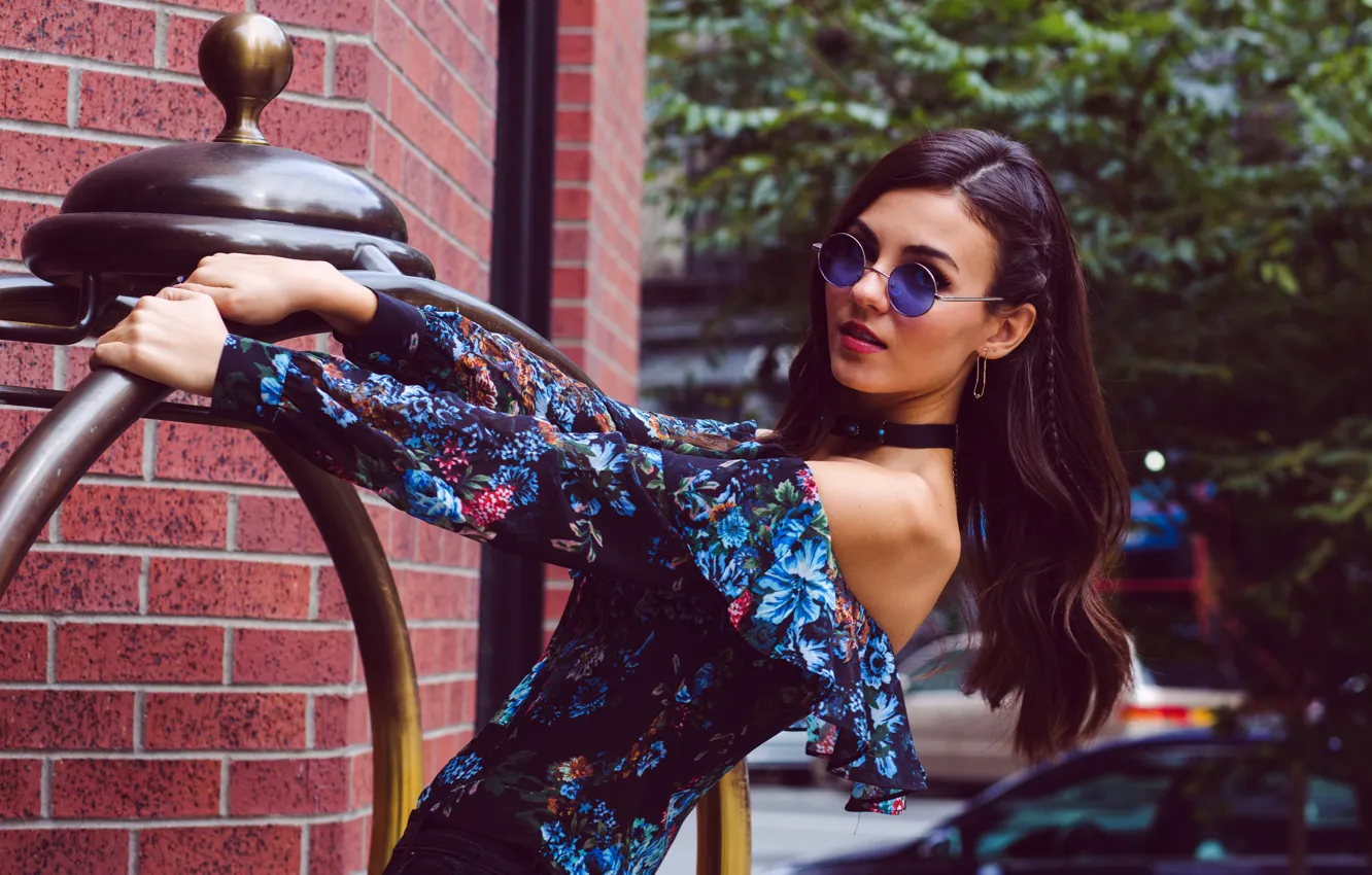 Photo wallpaper pose, street, model, makeup, dress, actress, glasses, hairstyle