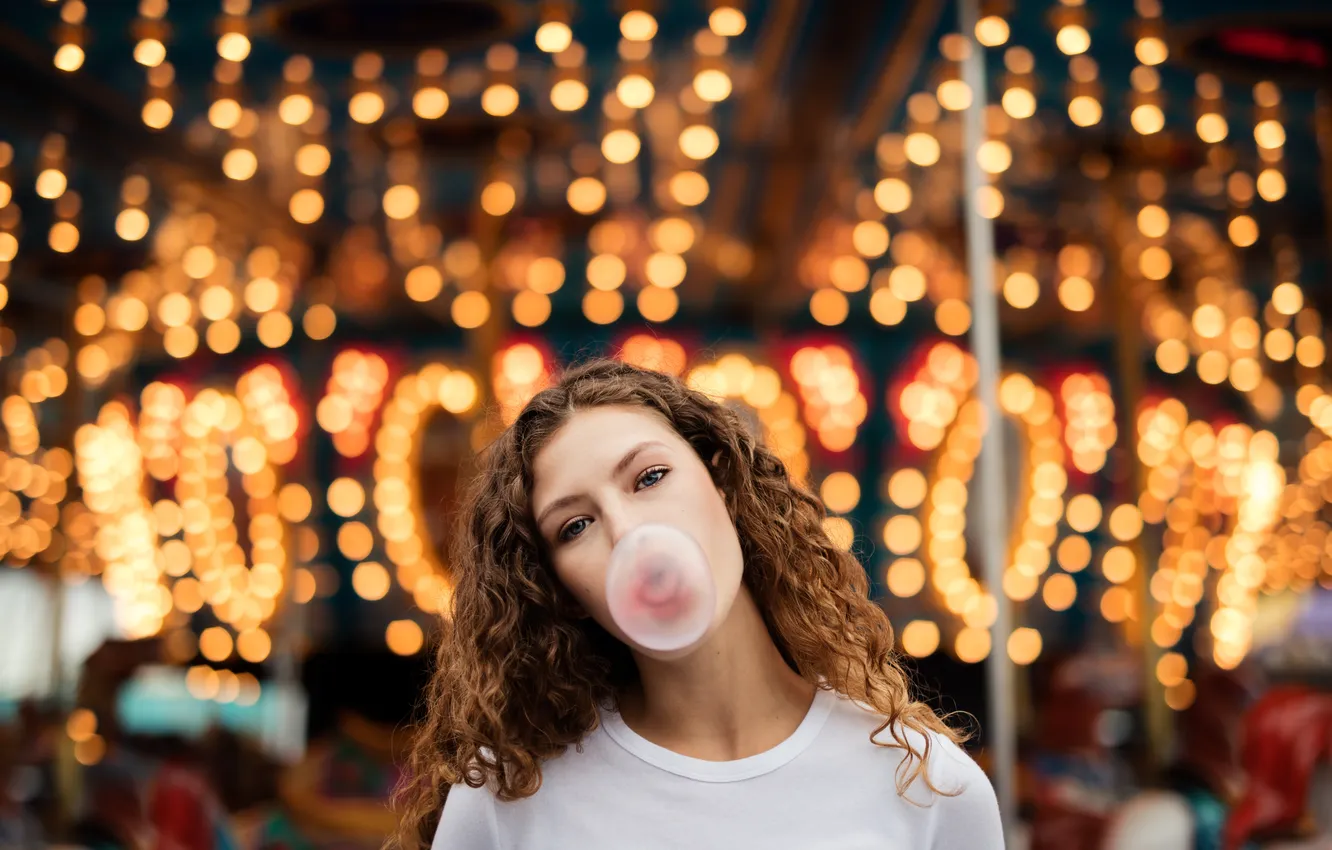 Photo wallpaper girl, face, background, chewing gum