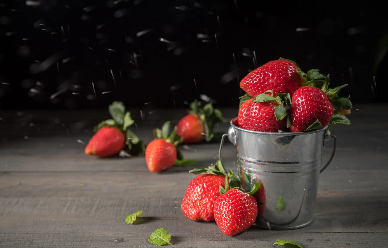 Photo wallpaper squirt, red, berries, the dark background, table, Board, strawberry, placer