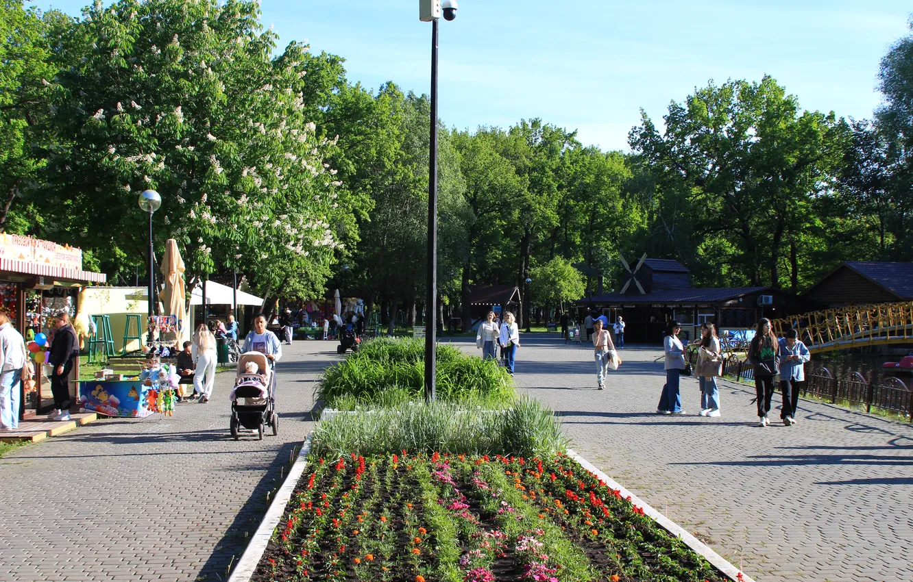 Photo wallpaper the sky, trees, flowers, the city, people, spring, may, Russia
