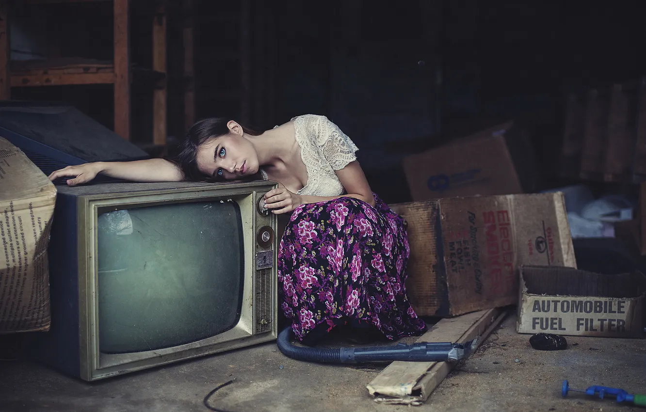 Photo wallpaper girl, TV, attic