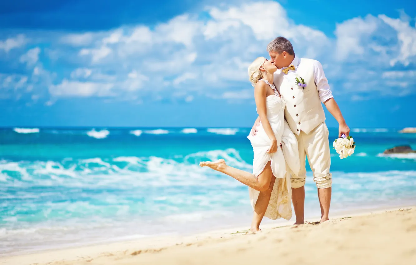 Photo wallpaper beach, sea, couple, wedding, bride, Happy, just married, kissing