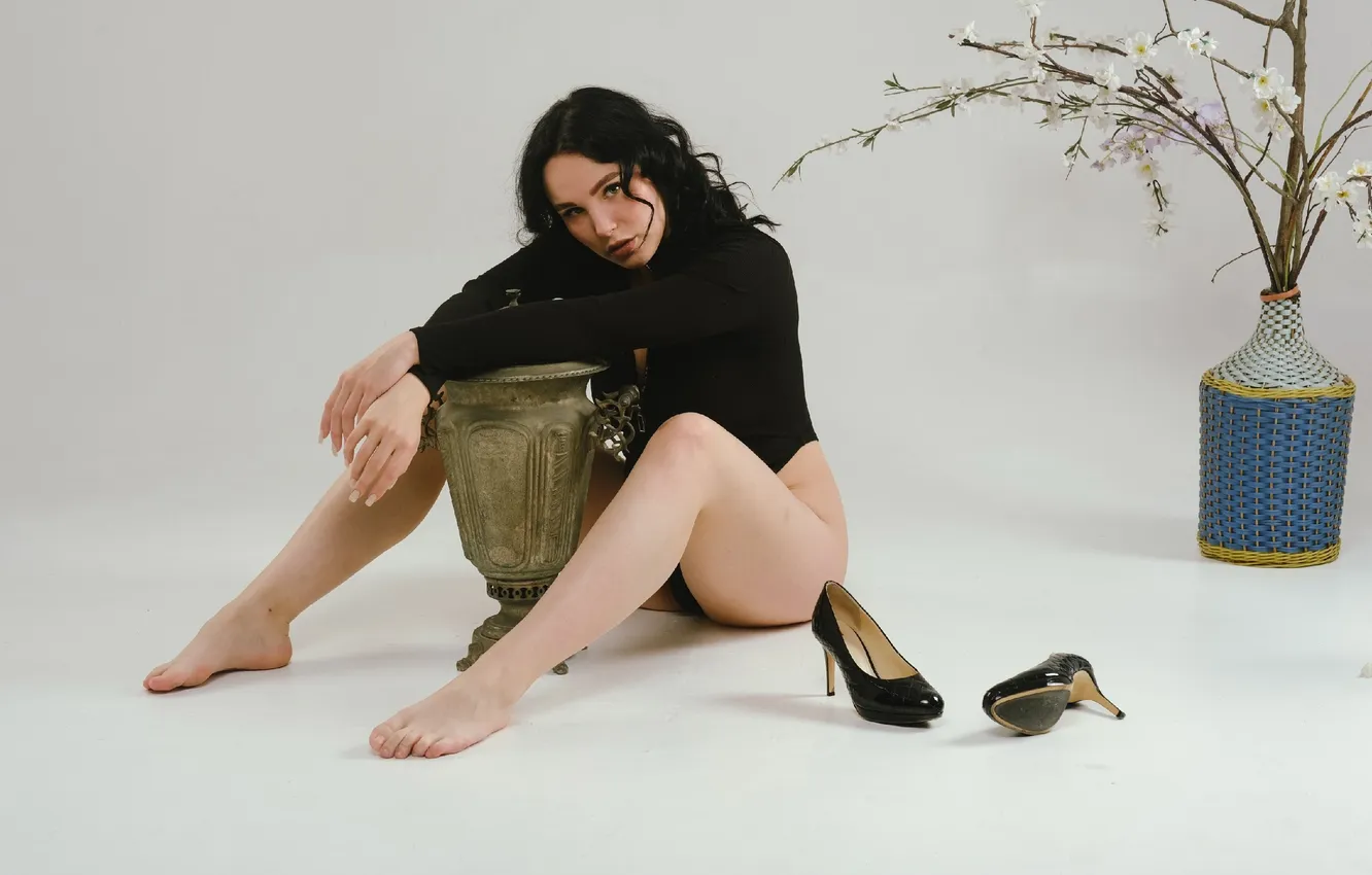 Photo wallpaper look, girl, pose, hands, brunette, shoes, legs, samovar